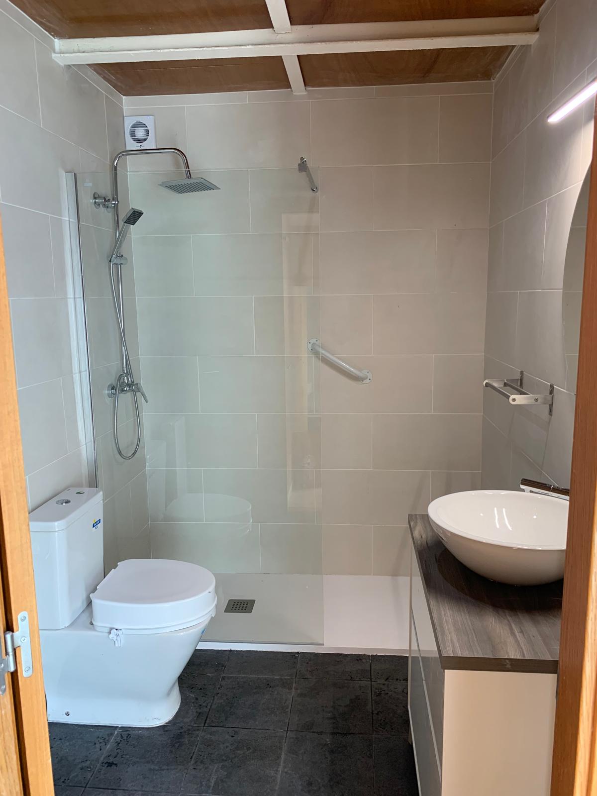 Reforma completa baño con acabados premium Barcelona - Reformes Bonilla