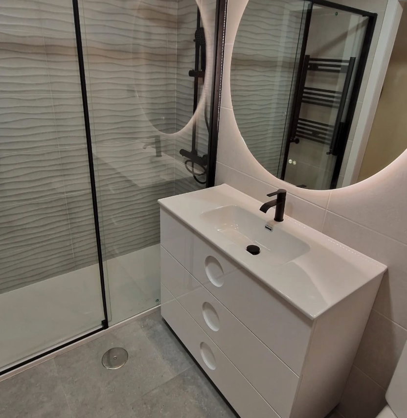 Reforma integral baño con mueble suspendido Barcelona - Reformes Bonilla