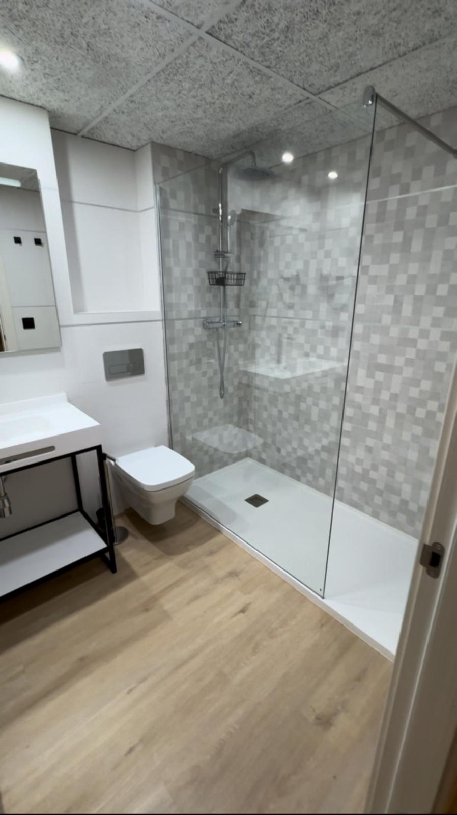 Reforma completa baño con mampara cristal Barcelona - Reformes Bonilla