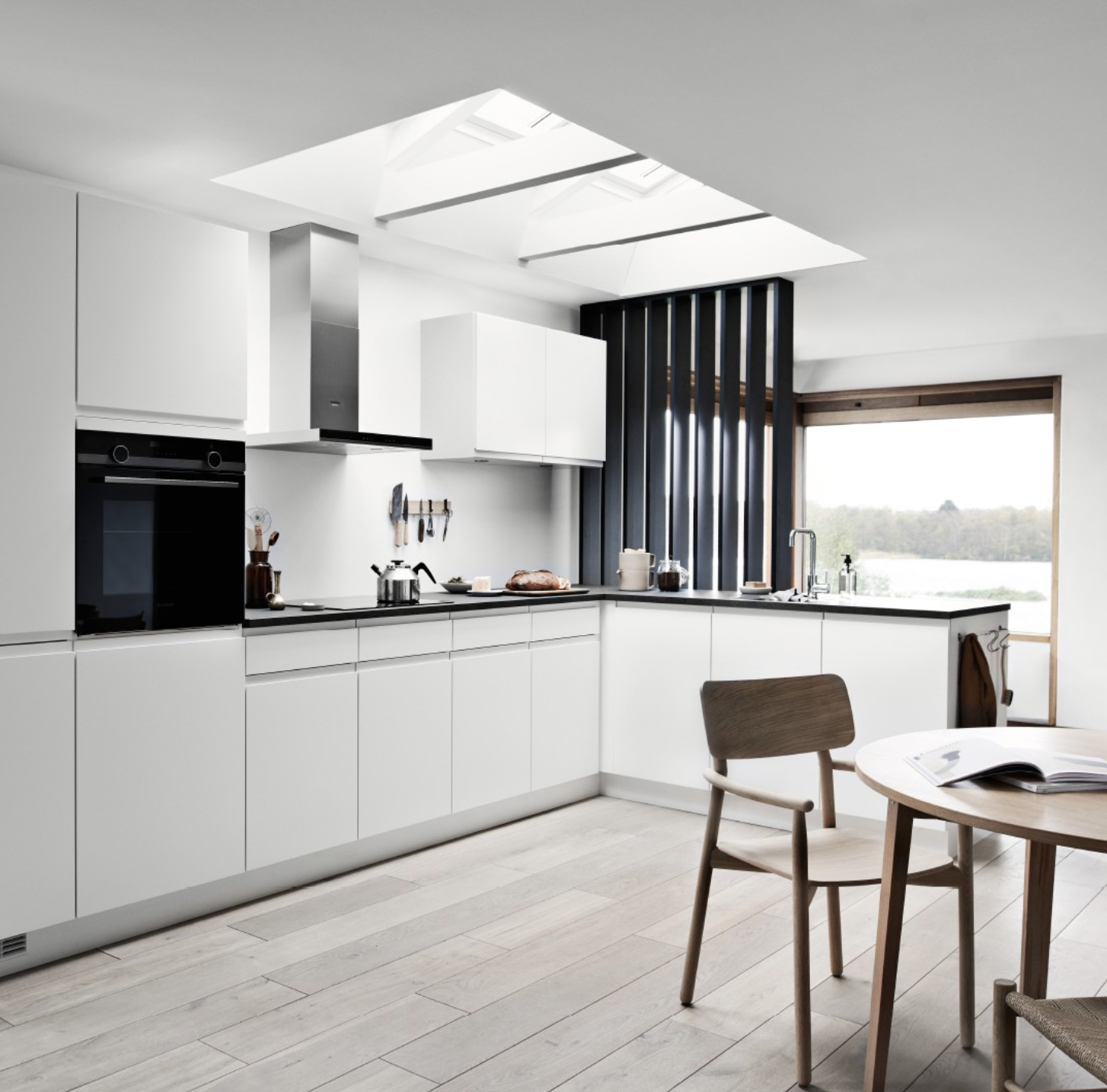 Cocina minimalista con tragaluz - Reforma integral Barcelona