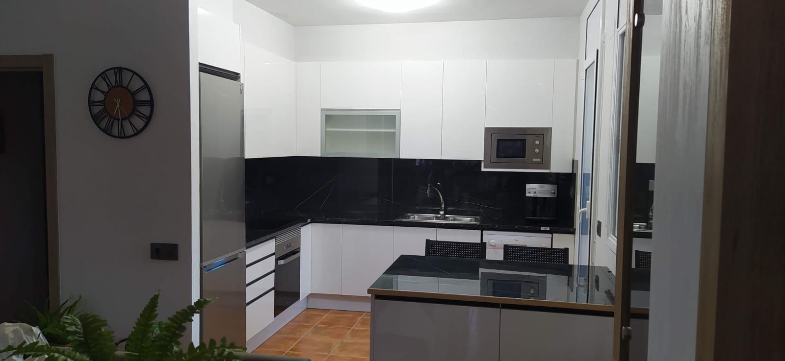 Modern kitchen renovation by Reformes i Construccions Bonilla