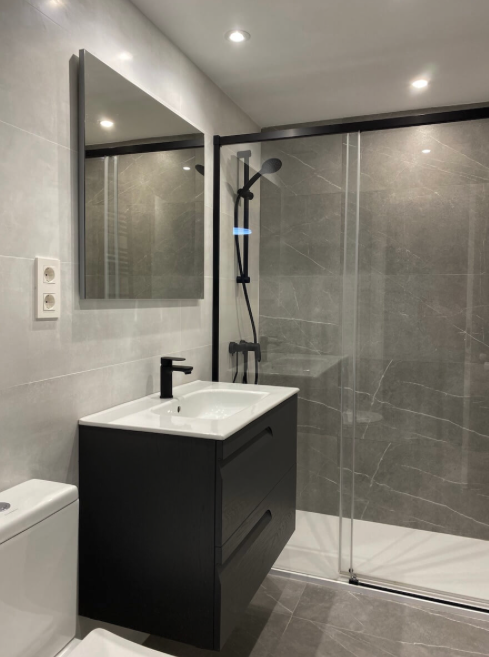 Baño contemporáneo Barcelona - Estilo moderno y funcional